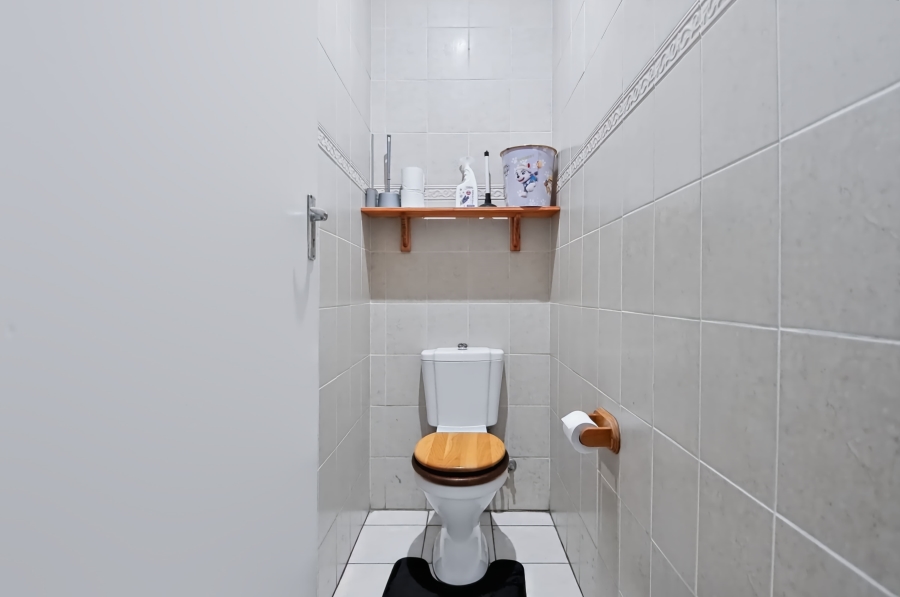 4 Bedroom Property for Sale in Oakdale Western Cape